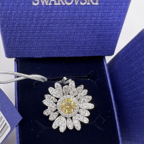 Authentic Swarovski Ring - Picture 10 of 11